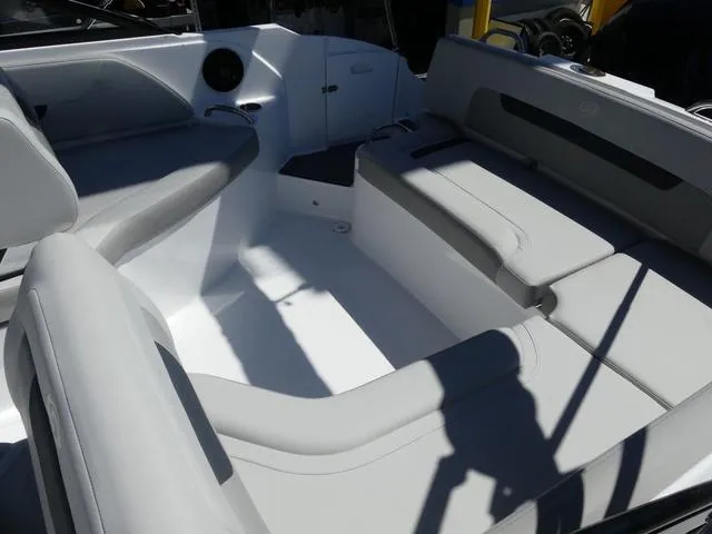 Slide: The Image of Hurricane SunDeck 235 OB 2025 - 15