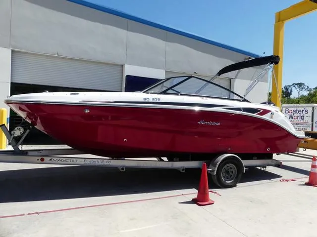 Slide: The Image of Hurricane SunDeck 235 OB 2025 - 4