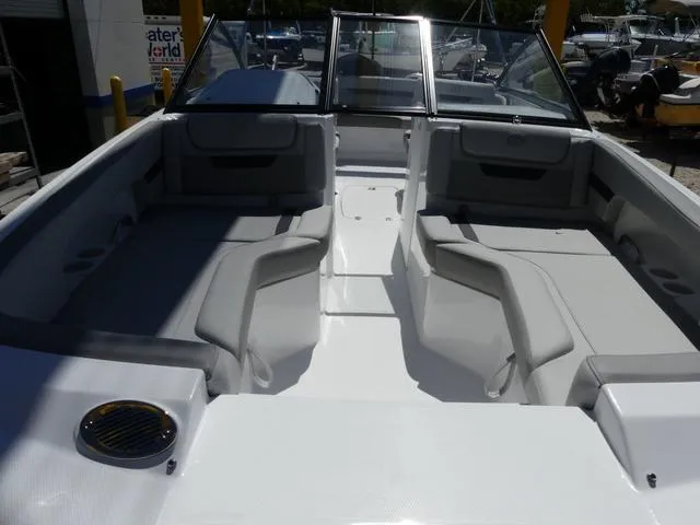 Slide: The Image of Hurricane SunDeck 235 OB 2025 - 9