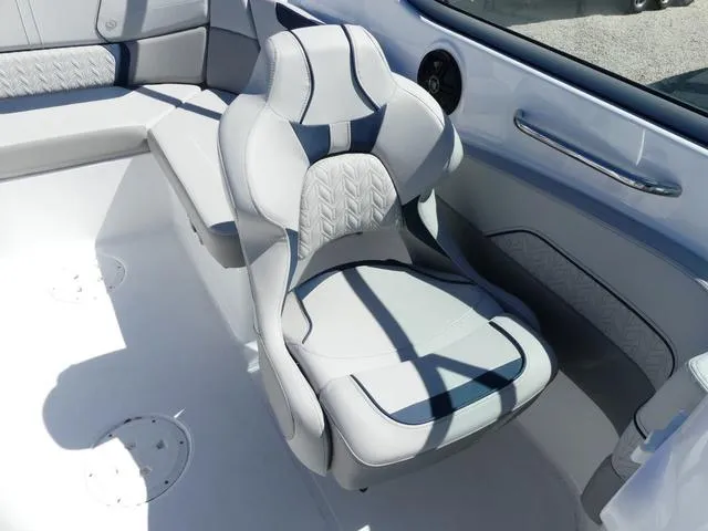 Slide: The Image of Hurricane SunDeck 2400 OB 2025 - 10