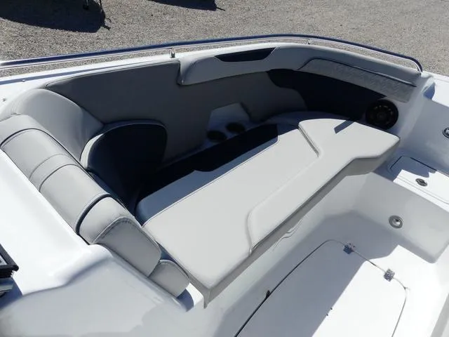 Slide: The Image of Hurricane SunDeck 2400 OB 2025 - 15