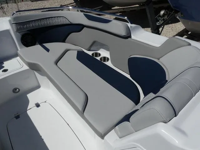 Slide: The Image of Hurricane SunDeck 2400 OB 2025 - 16