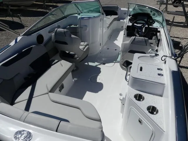 Slide: The Image of Hurricane SunDeck 2400 OB 2025 - 6