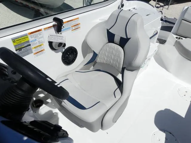 Slide: The Image of Hurricane SunDeck 2400 OB 2025 - 9