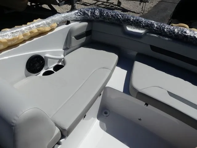 Slide: The Image of Hurricane SunDeck Sport 185 OB 2025 - 10