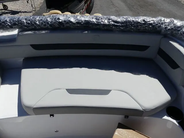 Slide: The Image of Hurricane SunDeck Sport 185 OB 2025 - 11