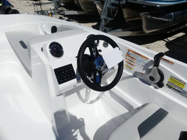 Slide: The Image of Hurricane SunDeck Sport 185 OB 2025 - 7