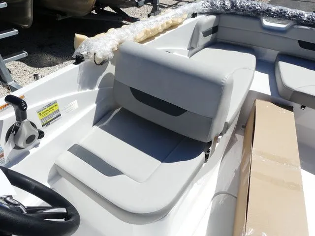 Slide: The Image of Hurricane SunDeck Sport 185 OB 2025 - 9