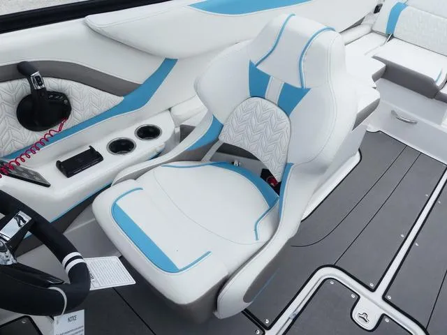 Slide: The Image of Hurricane SunDeck 2600 OB 2025 - 12