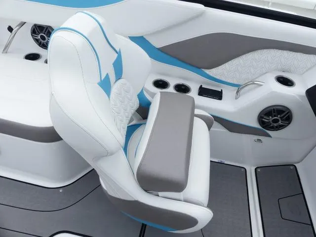 Slide: The Image of Hurricane SunDeck 2600 OB 2025 - 15