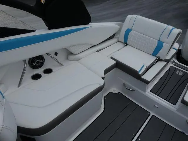 Slide: The Image of Hurricane SunDeck 2600 OB 2025 - 18