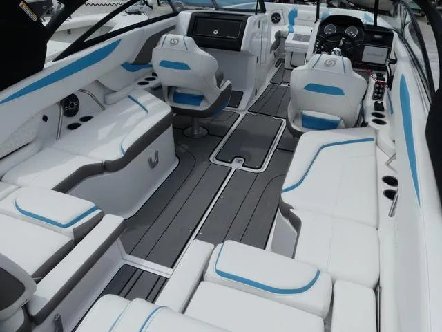 Slide: The Image of Hurricane SunDeck 2600 OB 2025 - 8