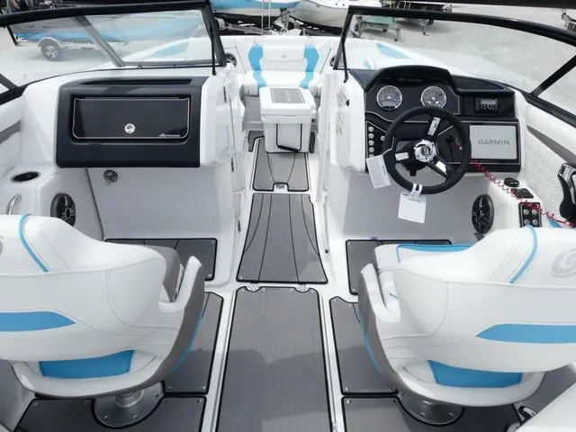 Slide: The Image of Hurricane SunDeck 2600 OB 2025 - 9