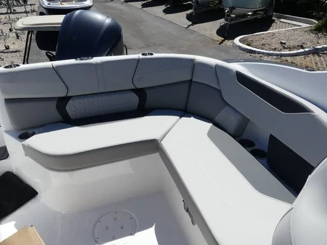 Slide: The Image of Hurricane SunDeck 2400 OB 2025 - 12