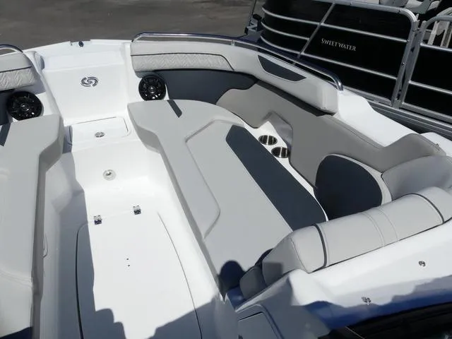 Slide: The Image of Hurricane SunDeck 2400 OB 2025 - 15