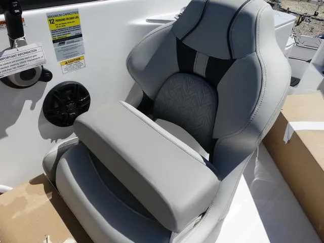 Slide: The Image of Hurricane SunDeck 2400 OB 2025 - 8