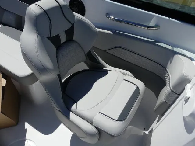 Slide: The Image of Hurricane SunDeck 2400 OB 2025 - 9