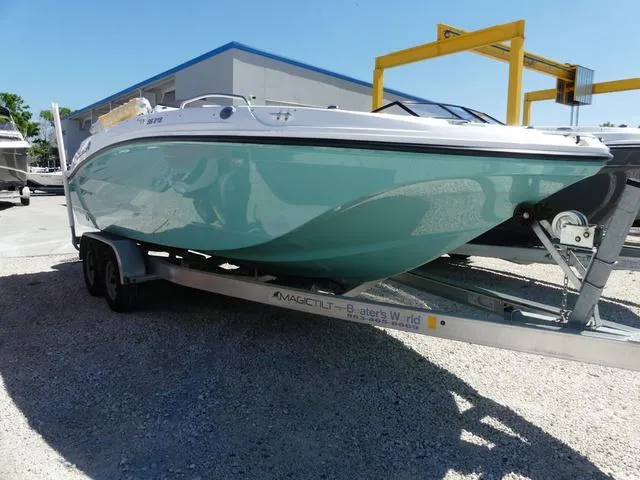The Image of Hurricane Sundeck Sport 218 OB 2025 - 1