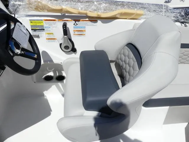 Slide: The Image of Hurricane Sundeck Sport 218 OB 2025 - 10