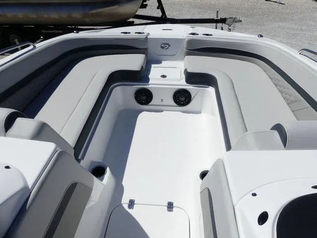 Slide: The Image of Hurricane Sundeck Sport 218 OB 2025 - 11