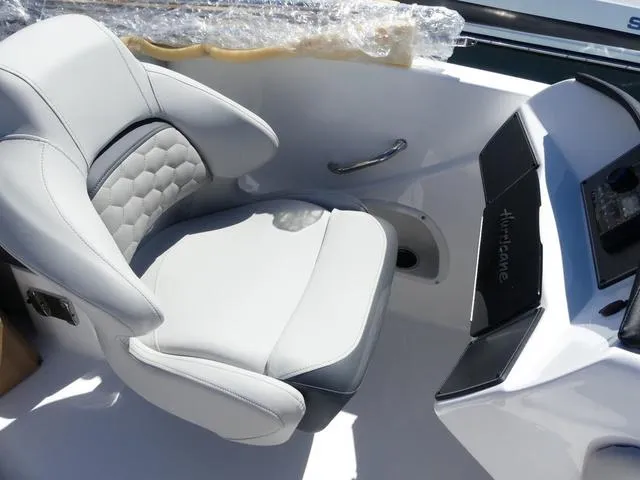 Slide: The Image of Hurricane Sundeck Sport 218 OB 2025 - 12