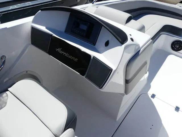 Slide: The Image of Hurricane Sundeck Sport 218 OB 2025 - 13