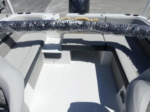 Slide: The Image of Hurricane Sundeck Sport 218 OB 2025 - 14