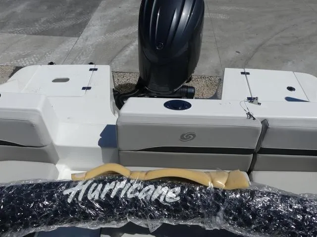 Slide: The Image of Hurricane Sundeck Sport 218 OB 2025 - 15