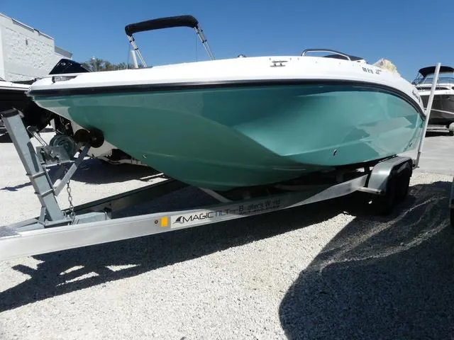 Slide: The Image of Hurricane Sundeck Sport 218 OB 2025 - 3