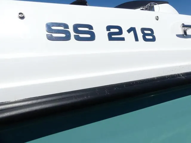 Slide: The Image of Hurricane Sundeck Sport 218 OB 2025 - 4