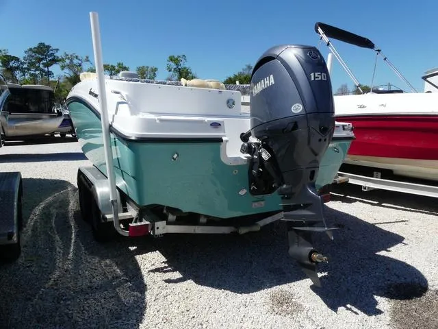 Slide: The Image of Hurricane Sundeck Sport 218 OB 2025 - 5