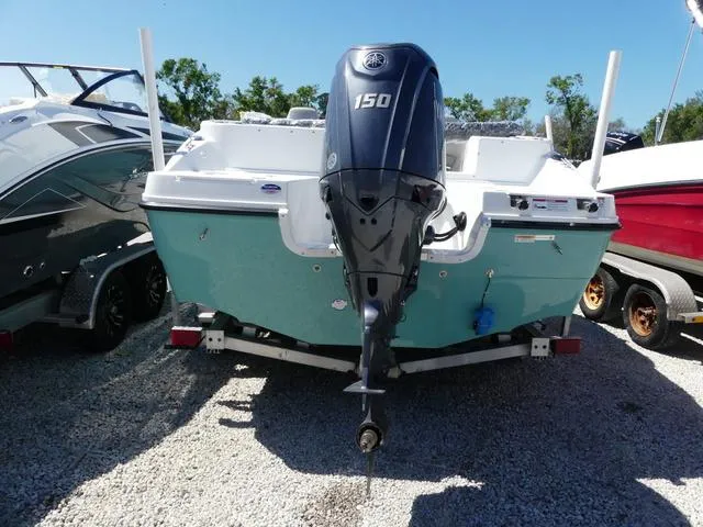 Slide: The Image of Hurricane Sundeck Sport 218 OB 2025 - 6