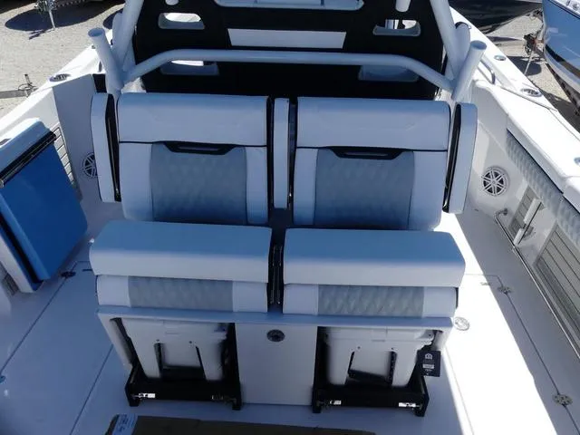 Slide: The Image of Blackfin 332cc 2025 - 10