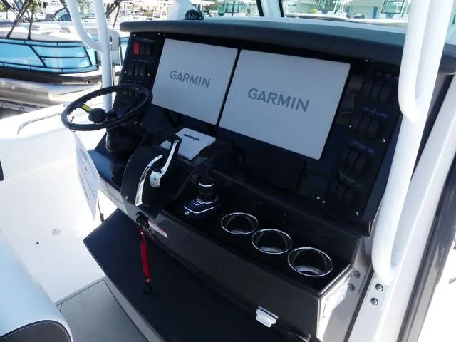 Slide: The Image of Blackfin 332cc 2025 - 12