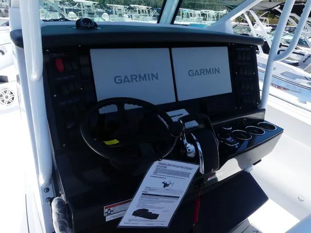 Slide: The Image of Blackfin 332cc 2025 - 13