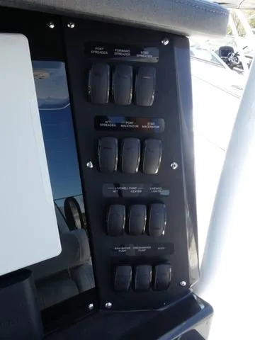 Slide: The Image of Blackfin 332cc 2025 - 15