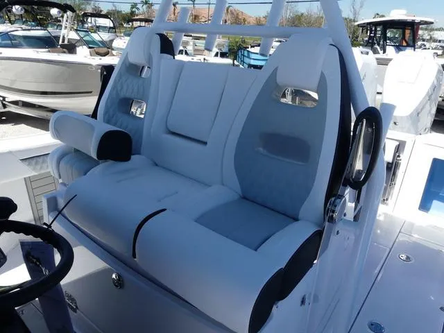 Slide: The Image of Blackfin 332cc 2025 - 18