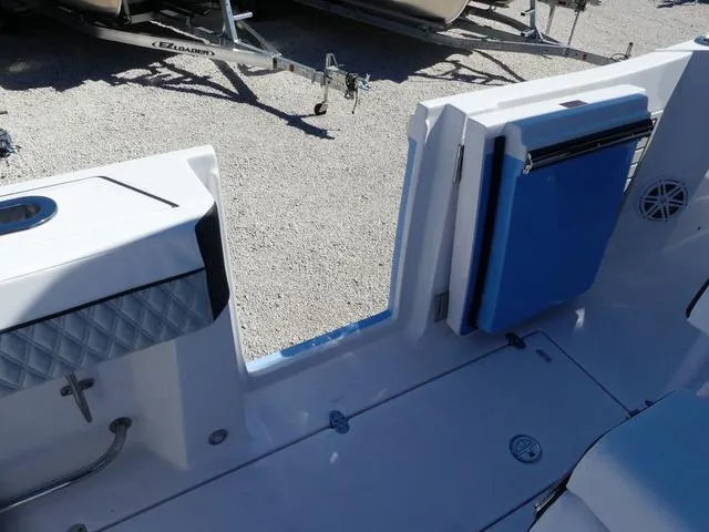 Slide: The Image of Blackfin 332cc 2025 - 20