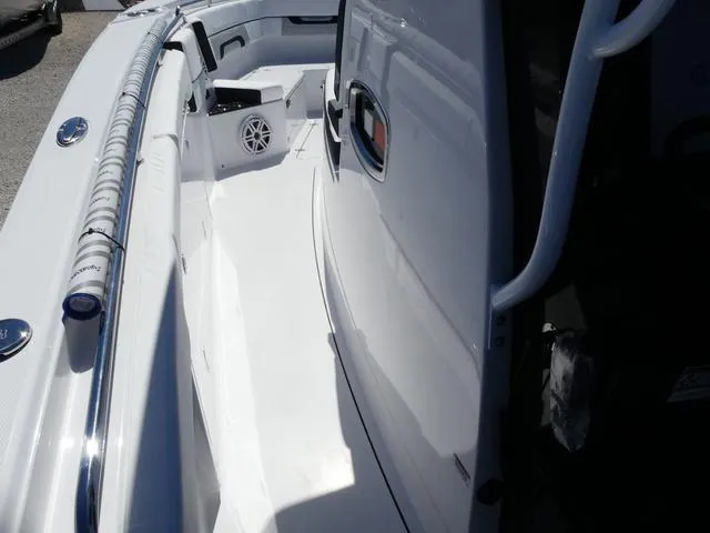 Slide: The Image of Blackfin 332cc 2025 - 21