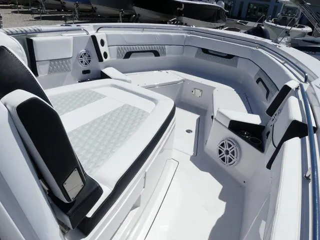 Slide: The Image of Blackfin 332cc 2025 - 23