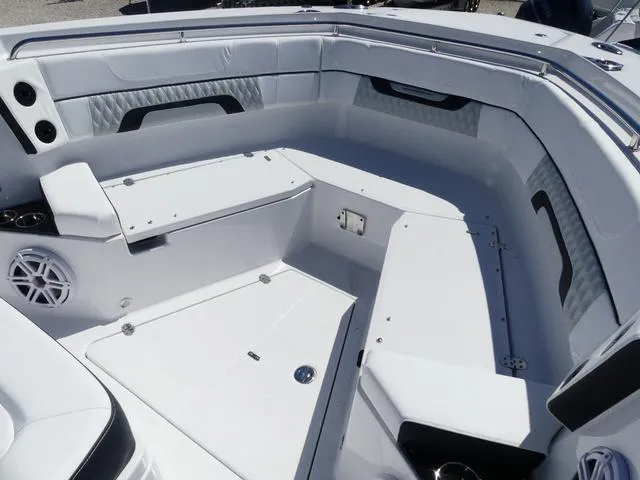 Slide: The Image of Blackfin 332cc 2025 - 24