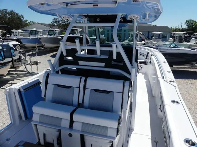 Slide: The Image of Blackfin 332cc 2025 - 9