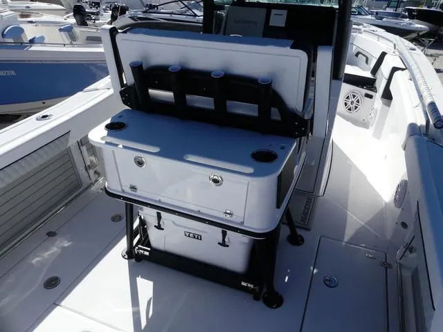 Slide: The Image of Blackfin 252 CC 2025 - 10