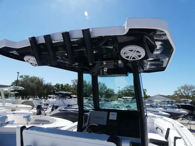 Slide: The Image of Blackfin 252 CC 2025 - 11