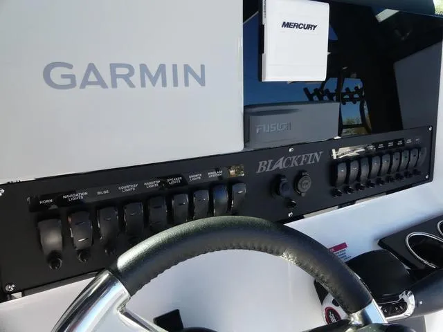 Slide: The Image of Blackfin 252 CC 2025 - 18