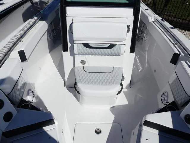 Slide: The Image of Blackfin 252 CC 2025 - 23