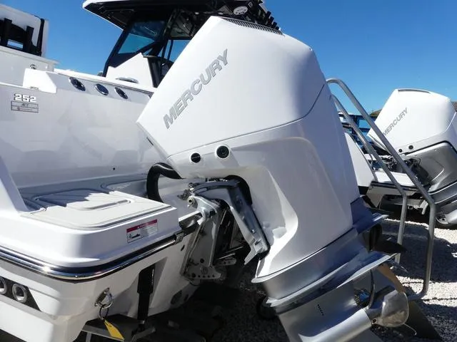 Slide: The Image of Blackfin 252 CC 2025 - 5