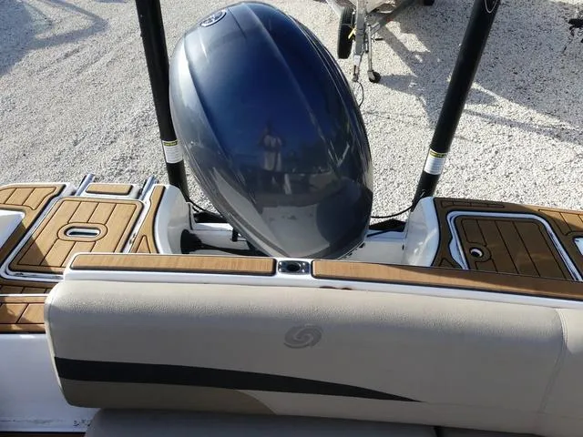 Slide: The Image of Hurricane SunDeck 187 OB 2021 - 18