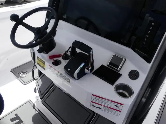 Slide: The Image of Twin Vee 280 GFX2 2025 - 15