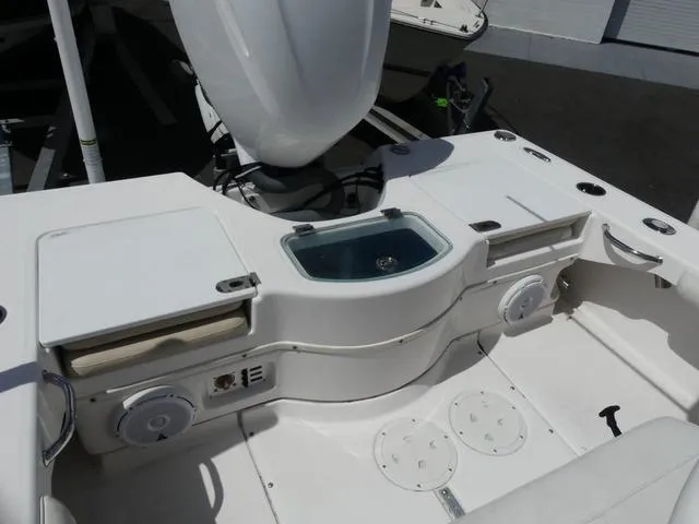 Slide: The Image of Everglades 243 Center Console 2018 - 11